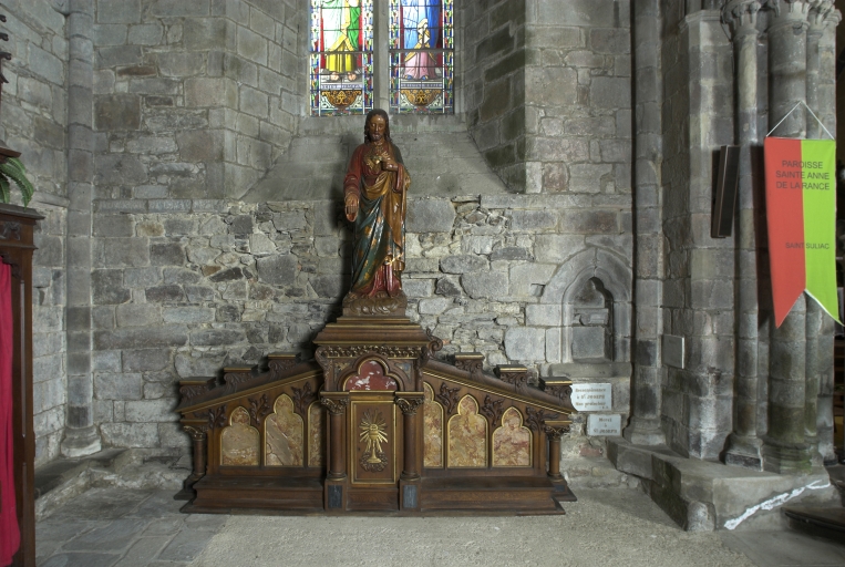 Ensemble de l'autel du Sacré Coeur : autel, tabernacle, gradins d'autel, retable, degré d'autel
