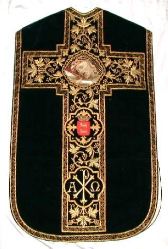 Ornement noir 1 : chasuble, bourse de corporal, étole, manipule, voile de calice, étole pastorale