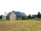 Alignement de trois logis, le Désert (Maxent)