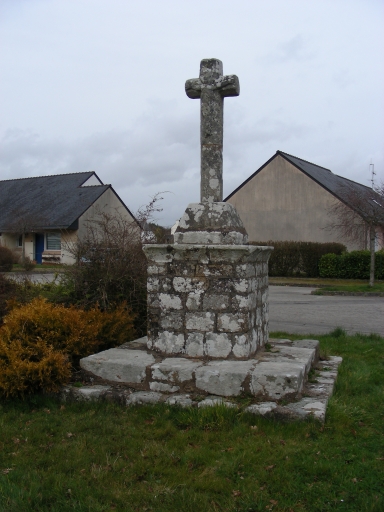 Croix de chemin dite de Lannic, rue du Calvaire (Sainte-Hélène)