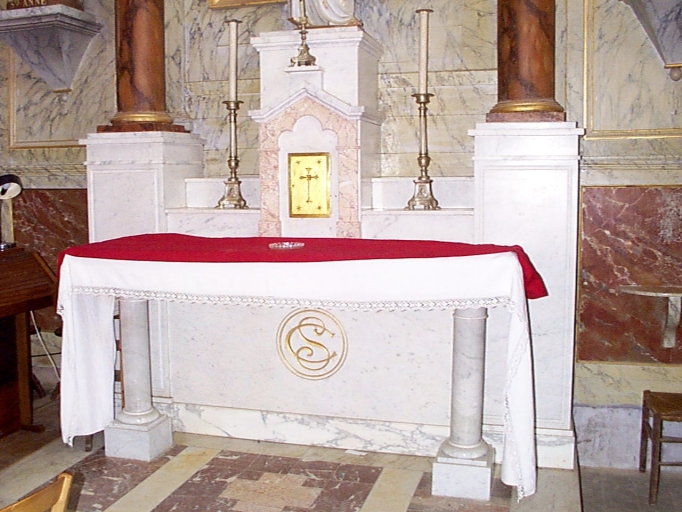 Ensemble de l'autel secondaire sud (degré, autel, tabernacle, 2 gradins)