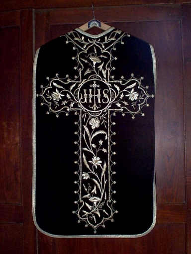 Ornement noir : chasuble, bourse de corporal, étole, voile de calice