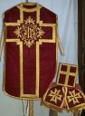 Ornement rouge : chasuble, bourse du corporal, étole, manipule, voile du calice