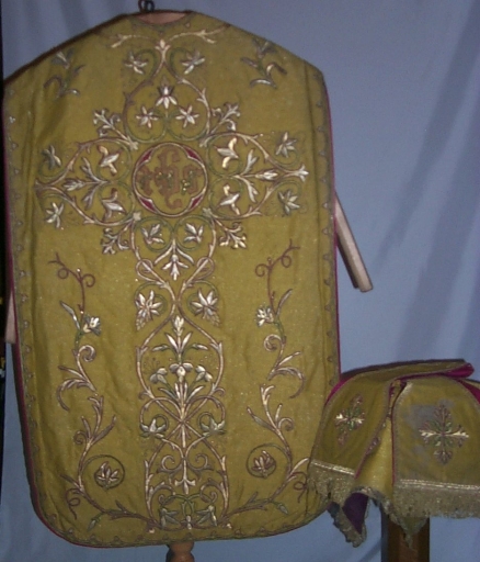 Ornement doré 2 : chasuble, manipule, étole, voile de calice