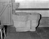 Fonts baptismaux 2 (cuve baptismale à infusion) (Saint-Ouen-la-Rouërie fusionnée en Val-Couesnon en 2019)