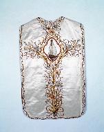 Ornement blanc 2 : chasuble, manipule, voile de calice, basilique Notre-Dame-du-Roncier (Josselin)