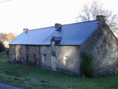 Alignement de logis, Menuet (Sixt-sur-Aff)