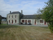 Mairie et écoles sur la commune de La Chapelle-de-Brain