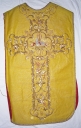Ornement doré : chasuble, voile de calice, manipule, étole et bourse de corporal