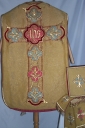 Ornement doré 2 : chasuble, bourse de corporal, étole, manipule