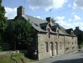 Maison, 7-9 rue du Stade, les Rochers (Vergéal)