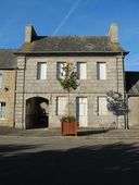 Ancien magasin de commerce et maison, 12 place Angela Duval (Le Vieux-Marché)