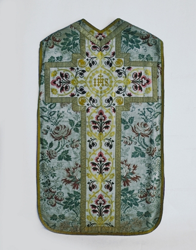 Ornement blanc 6 : chasuble (Maure-de-Bretagne fusionnée en Val d'Anast en 2017)