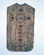 Ornement doré : chasuble, étole, manipule, voile de calice, basilique Notre-Dame-du-Roncier (Josselin)