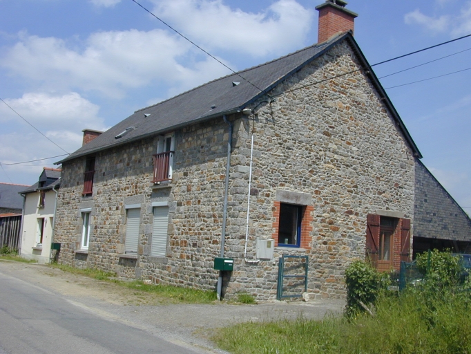 Alignement de deux maisons, la Croix Rompue (Feins)
