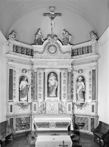 Le maître-autel et ses statues