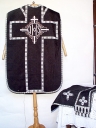 Ornement noir 3 : chasuble, étole, voile de calice