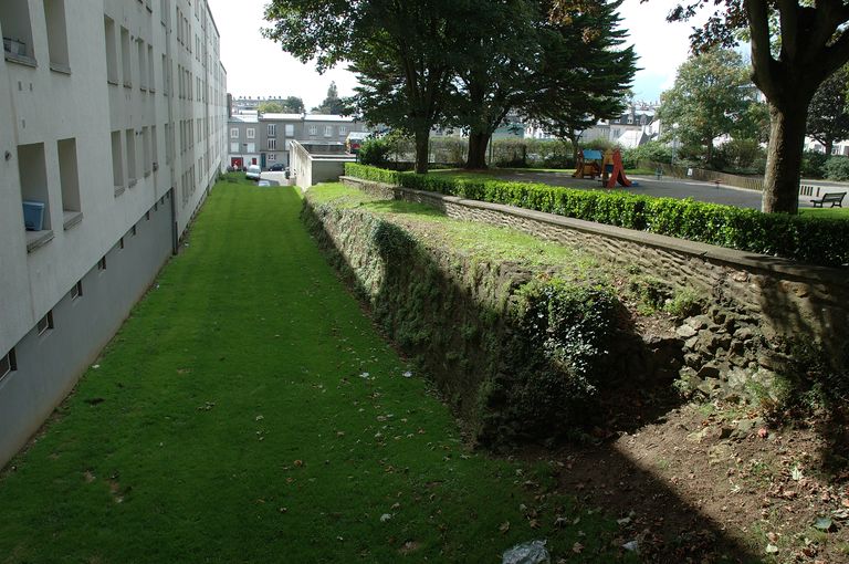 Fortification d'agglomération : vestiges du bastion de Saint-Pierre, rue de Maissin, Recouvrance ; Quartier intra-muros de la rive droite (Brest)