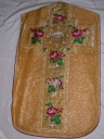 Ornement doré 1 : chasuble, bourse de corporal, étole, manipule, voile de calice