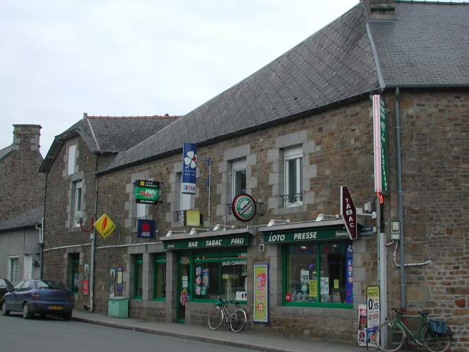 Café dit Le Petit Longchamp, 1 avenue Bertrand Du Guesclin (Sens-de-Bretagne)