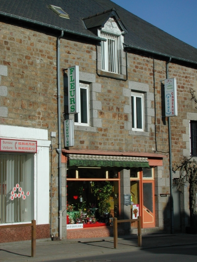 Maison à boutique, 8 avenue Philippe de Volvire (Sens-de-Bretagne)