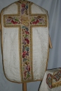 Ornement blanc 3 : chasuble, voile de calice, manipule
