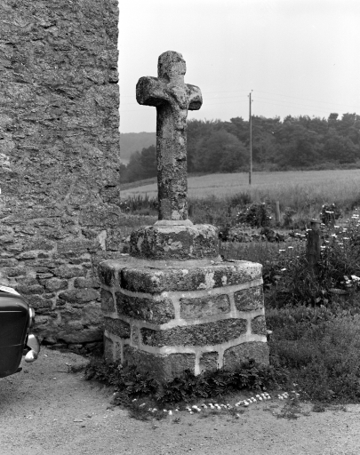 Croix monumentale, bourg (Canihuel)