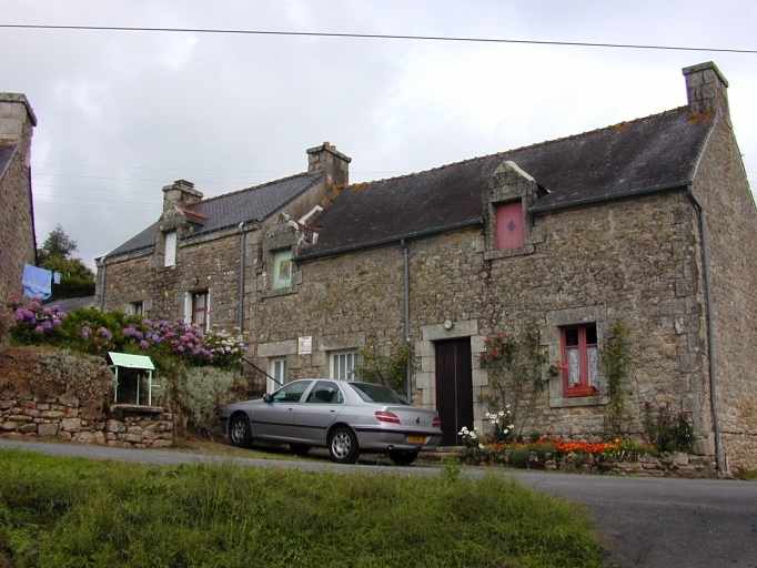 Ensemble de trois maisons, Kersulan (Bieuzy fusionnée en Pluméliau-Bieuzy en 2019)