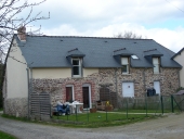 Alignement d'une maison et d'une ferme, Lourme (Orgères)