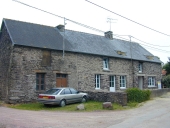 Alignement de trois logis, Périsac (Maxent)