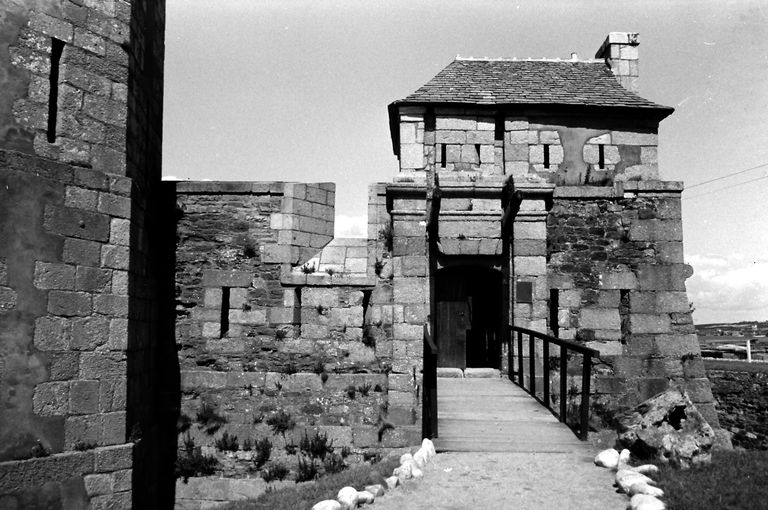 Tour Vauban : tour et batterie basse semi-circulaire, le Sillon, Anse de Camaret (Camaret-sur-Mer)