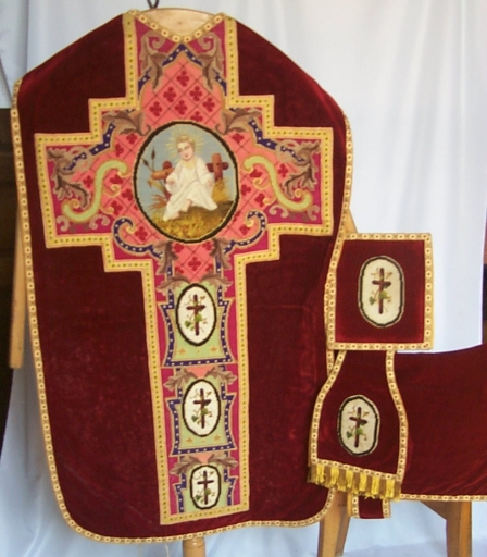 Ornement rouge 3 : chasuble, bourse de corporal, étole, voile de calice