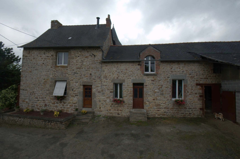 Ancien manoir des Molans (Saint-Georges-de-Chesné fusionnée en Rives-du-Couesnon en 2019)