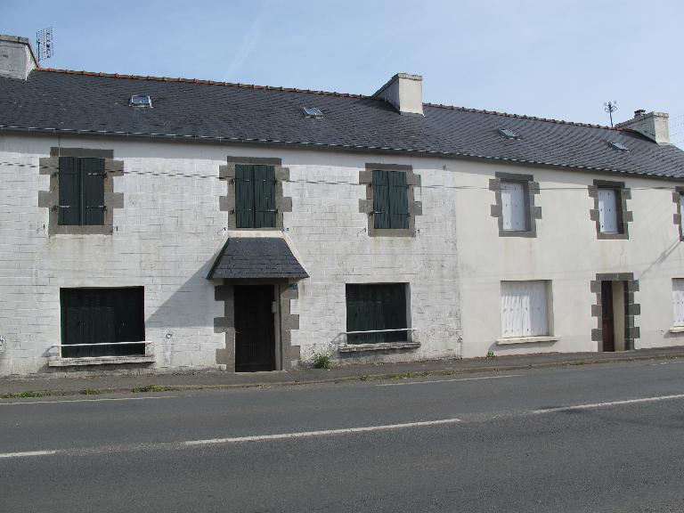 Ancienne route royale 170, actuellement route départementale D.770, dite rue Emile Salaün et les glacis (Hôpital-Camfrout)