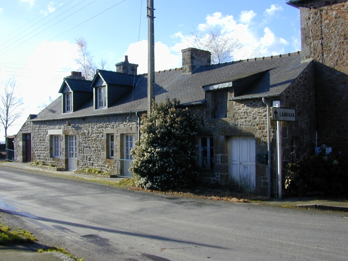Alignement de trois logis, le Chat Troussé (Trémeheuc)