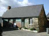 Maison, 4 rue du Stade, les Rochers (Vergéal)