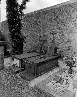 Ensemble des tombeaux de l'abbé Yves Colléoc et de l'abbé Ollivier Hélies, dans le cimetière non étudié (Plougar)