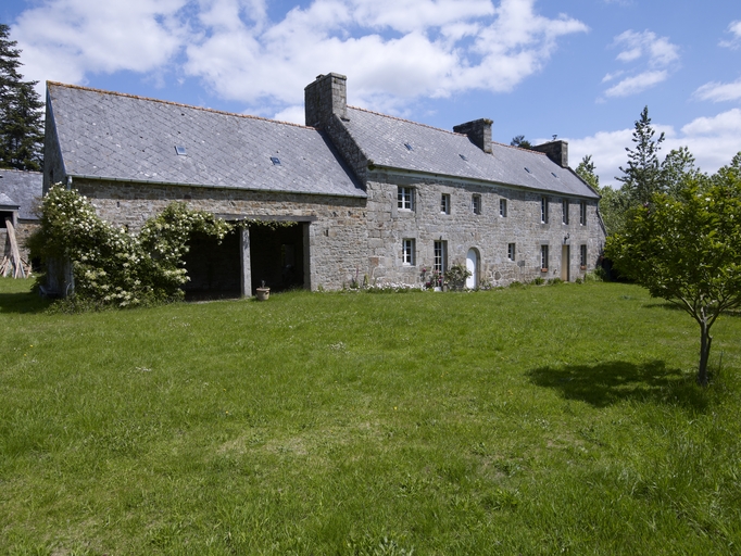 Alignement composé de deux logis de ferme (Kervern)