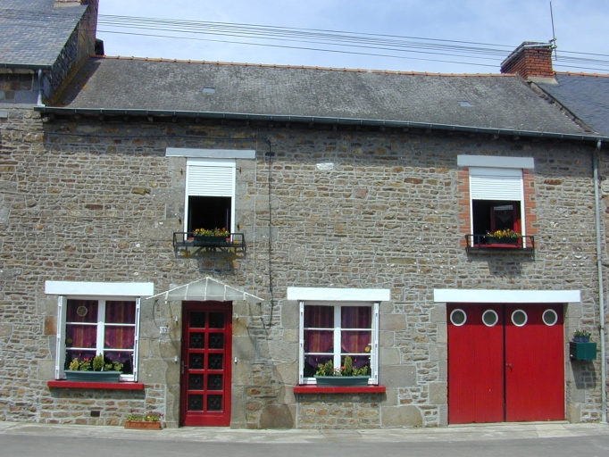 Alignement d'une maison et de deux fermes, 11, 13, 15 et 17 rue des Ecoles (Feins)