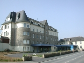 Hospice et hôpital Saint-Joseph, actuellement clinique Saint-Joseph, 46 avenue de la Libération ;  rue Soeur Joséphine (Combourg)