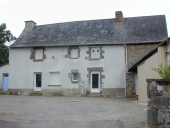 Ancienne maison de prêtre, dite Maison du Laurier, 3 rue de la Poste (Montreuil-le-Gast)