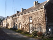 Maisons, alignement de trois logis, allée de la Ridelais-Basse (Lancieux)