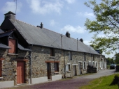 Alignement de quatre maisons, le Patis Josset (Plélan-le-Grand)