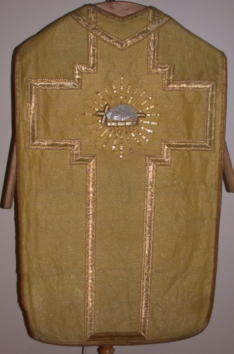 Ornement doré 2 : chasuble, étole, manipule, voile de calice