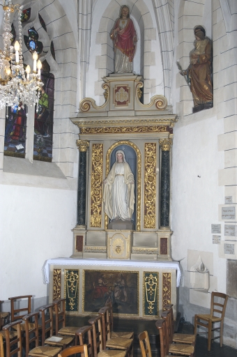 Ensemble de l'autel du Sacré Coeur : autel, tabernacle, 2 gradins d'autel, retable, 2 degrés d'autel