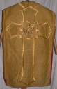 Ornement doré 1 : chasuble, bourse de corporal, étole, manipule