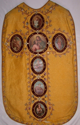Ornement doré 2 : chasuble, bourse de corporal, étole, manipule, voile de calice
