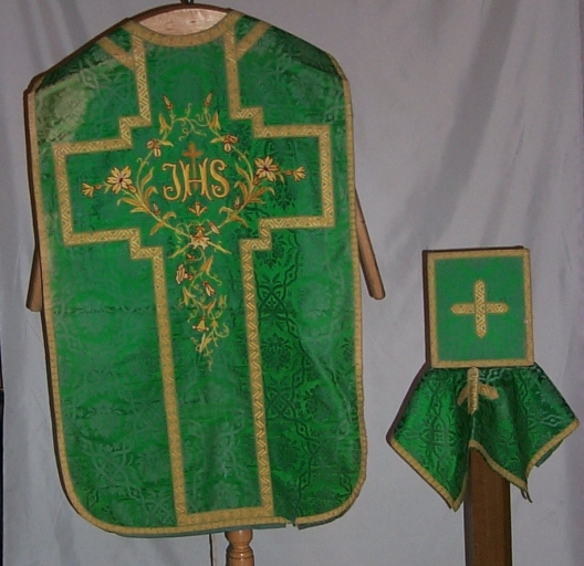 Ornement vert 2 : chasuble, bourse de corporal, voile de calice