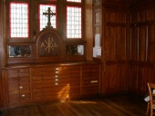 Meubles de sacristie : chasublier, chapier, armoires, bureau, lambris