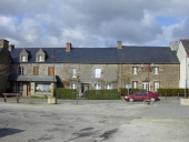 Alignement de trois maisons, rue Tony Le Montréer (Meillac)